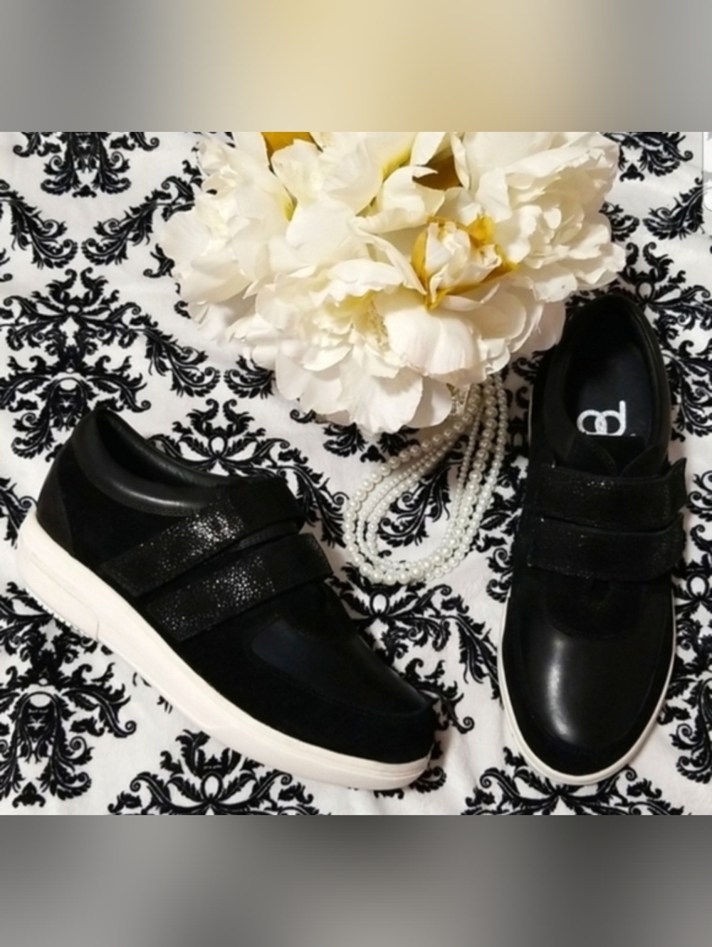 Gravity Defyer GDefy Meeka Flats Sneakers Black Leather Velcro Slip-On Sneakers